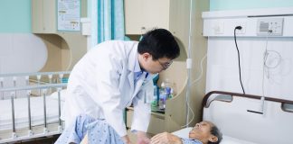 Phẫu thuật laser bóc u tuyến tiền liệt nặng 120g: Cụ ông 95 tuổi thoát khỏi nỗi ám ảnh bí tiểu nhiều năm