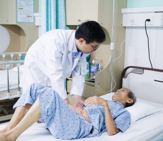 Phẫu thuật laser bóc u tuyến tiền liệt nặng 120g: Cụ ông 95 tuổi thoát khỏi nỗi ám ảnh bí tiểu nhiều năm