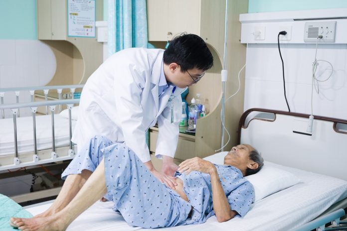 phau_thuat_noi_soi_boc_u_tuyen_tien_liet_bang_laser